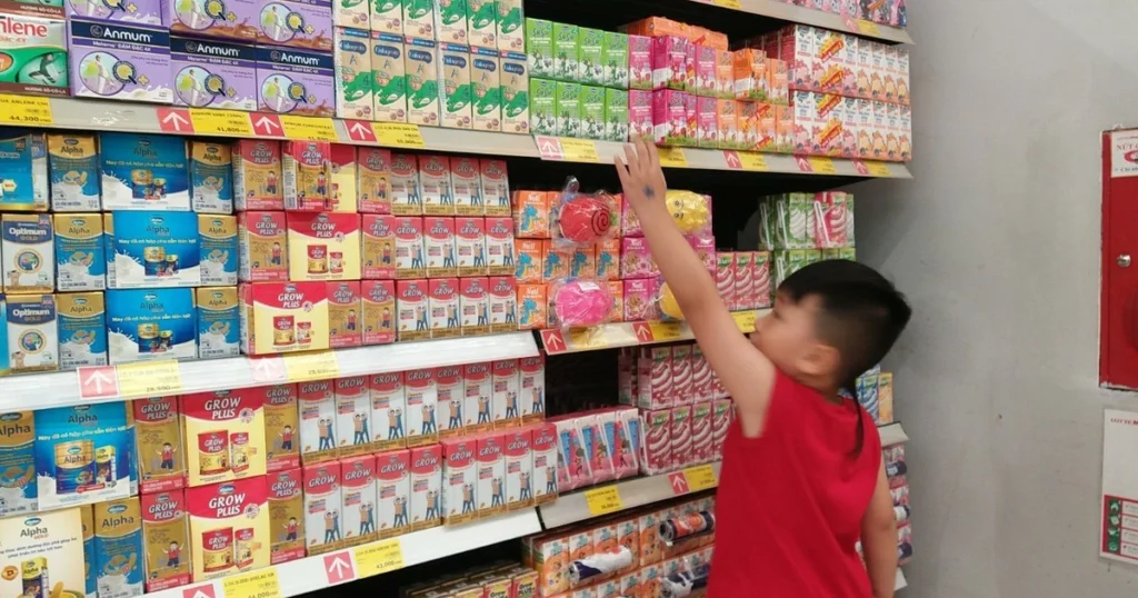 Người Việt Chi 10.000 Tỷ Để Mua Sữa Ngoại